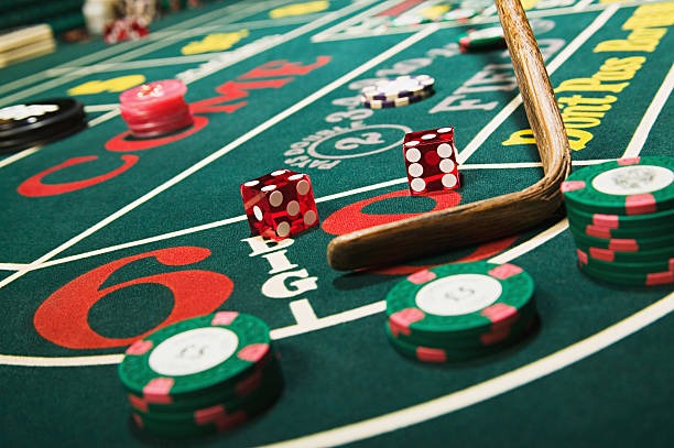 napi 4d mobile app showing Formula 1 race timing and live blackjack table side-by-side